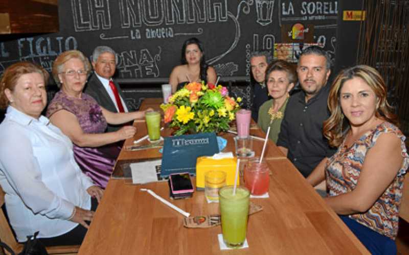 Gloria Inés Ocampo, Myriam Ríos, Ómer Pérez, Susana Andrea Pérez Ríos, recibió el título de Especialista en Gerencia en la Unive