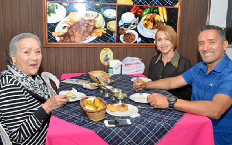 Blanca Martínez, Lucy Morino y Antonio Morino.