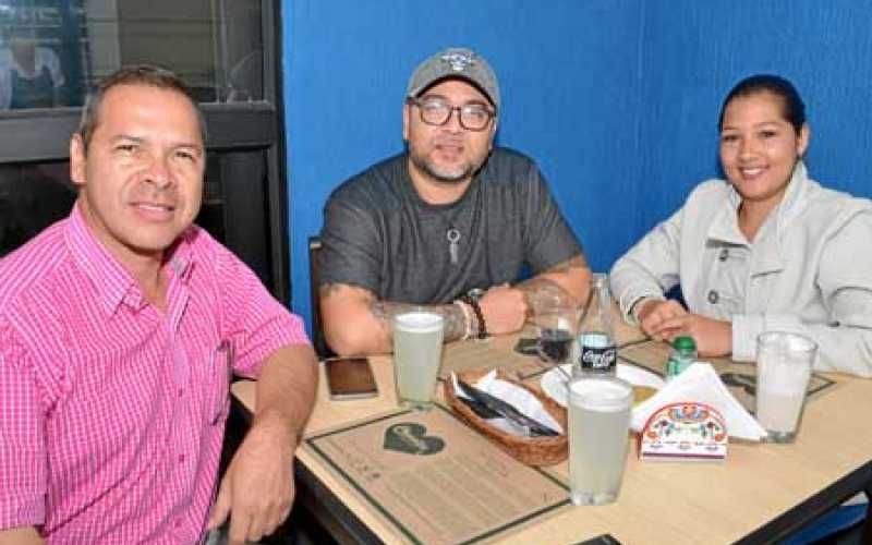 En el restaurante Asados Chavita se reunieron en un almuerzo, Élmer Londoño, Juan Carlos Álvarez y Ana María Londoño.