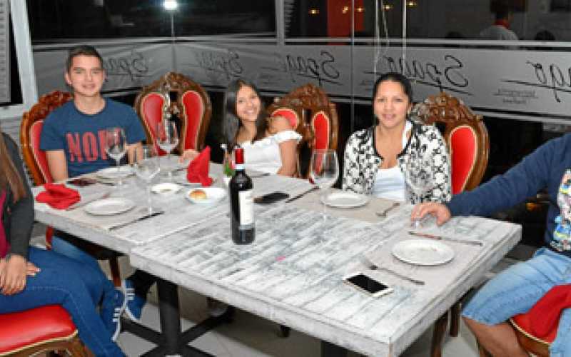 Estefanía Amaya Ríos, Johann Alzate Ríos, Manuela Alzate Ríos, Gabriela Ríos y Leonardo Alzate.