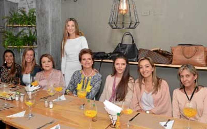 De pie Verónica Arango Pinzón Sentadas Mariana Araque Pinzón, Andrea Arango Echeverri, Lida Pinzón de Botero, Marianita Echeverr