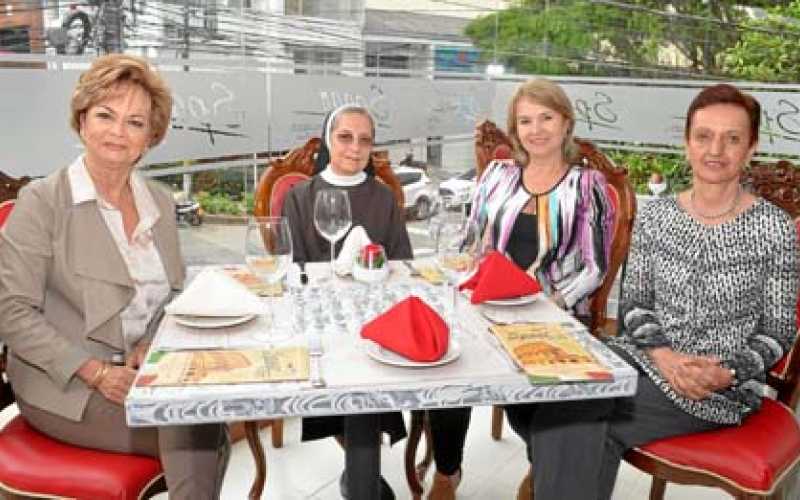 Ángela María Gómez de Cárdenas, hermana Aurora Morales Morales, Carmen Elisa Giraldo Montoya y Gloria Inés Bolívar Mejía.