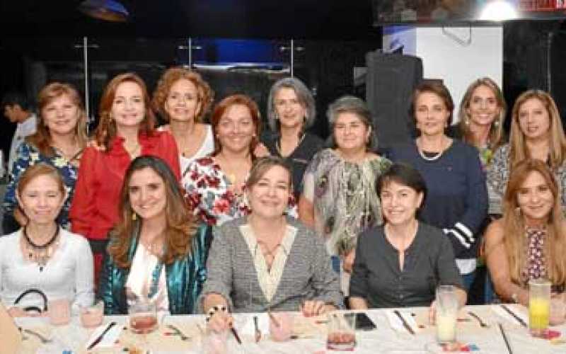 Luz Stella Cardona Meza, Luz Ángela Chica Díaz, Aída Valencia Londoño, Ana Judith López y Luz Adriana Valencia Arbeláez. De pie: