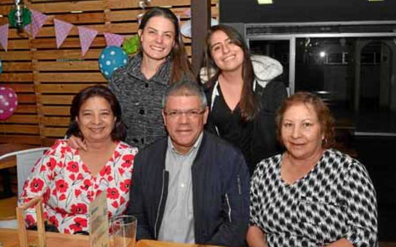 Alba Lucía Rojas Pineda, León Julio Morales Salazar y Bertha Inés Rojas Pineda. Atrás: Laura Morales Rojas y Luisa Valentina Roj