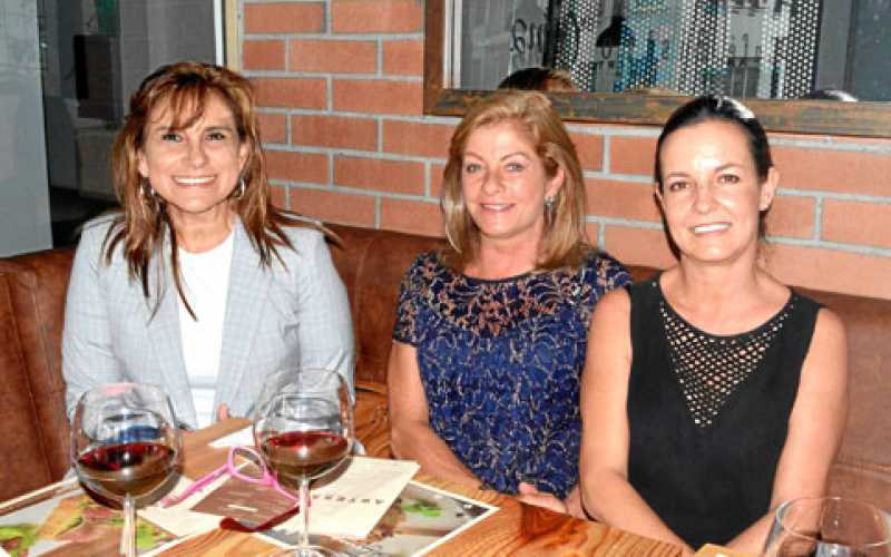 Marcela Reyes de Trujillo, María Isabel Álvarez y Vicky Vélez Arango.