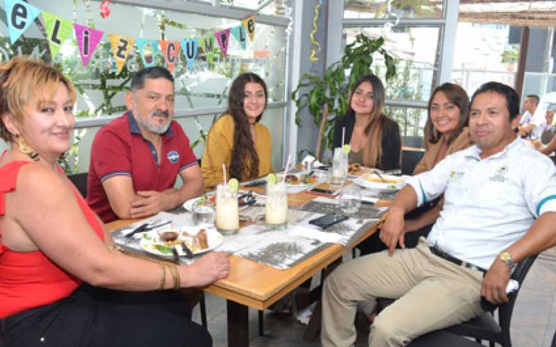 Luz Myriam Gómez Zuluaga, Pablo Mideros Rosero, Cristina Mideros Gómez, Valentina Mideros Gómez, Paulina Mideros Gómez y Eduardo