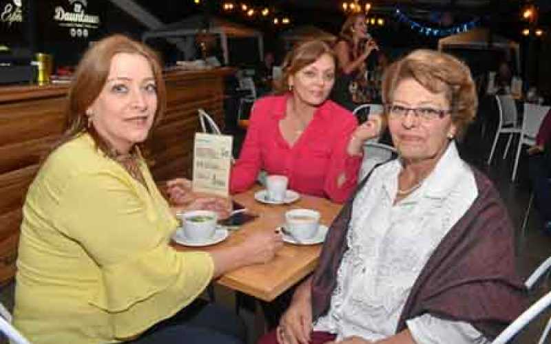 Constanza Pérez Jaramillo, Claudia Mejía de Echeverri y Blanca Guarnizo de Mejía.