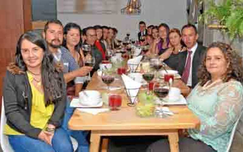 La homenajeada aparece en compañía de su esposo, familiares y amigos.