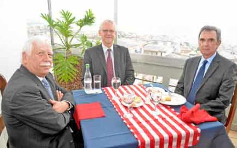 Gabriel Cadena Gómez, rector de la Universidad Autónoma de Manizales; Jarmo Kuuttila, embajador de Finlandia, e Iván Escobar Esc