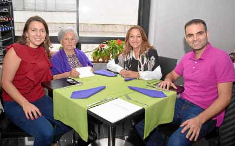 María Fernanda Salazar Gómez, Belén Hoyos Salazar, Beatriz Gómez Hoyos y Todd Stuart Karasick.
