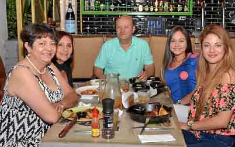 Adriana Duque Arias, María Arango Ocampo, Arles Duque Arias, Katherine Cotacio Arango y Estefanía Duque García.