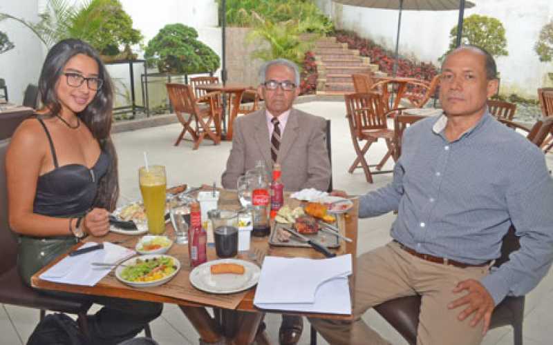 Foto | José Fernando Tangarife | LA PATRIA Juanita Scolli Sánchez Sepúlveda, Darío Botero Cardona y Édgar Gómez Vallejo.