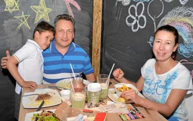 Juan Alejandro Urbina Cardona, Alexánder Urbina Becerra y Juliana Cardona Flórez almorzaron en el restaurante Urban.