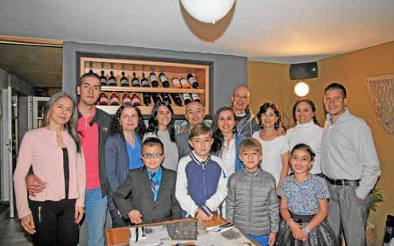 Felipe Suárez, Alejandro Ocampo, Juan Camilo Ocampo y Melanie Suárez. Atrás: Marisol Herrera, David Felipe Ocampo Castaño, Crist