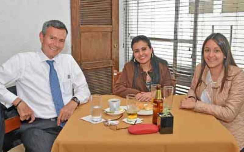 Jorge Manrique Andrade, notario segundo; Leidy Viviana Botero Molina y Laura Mariana Cárdenas Castaño.