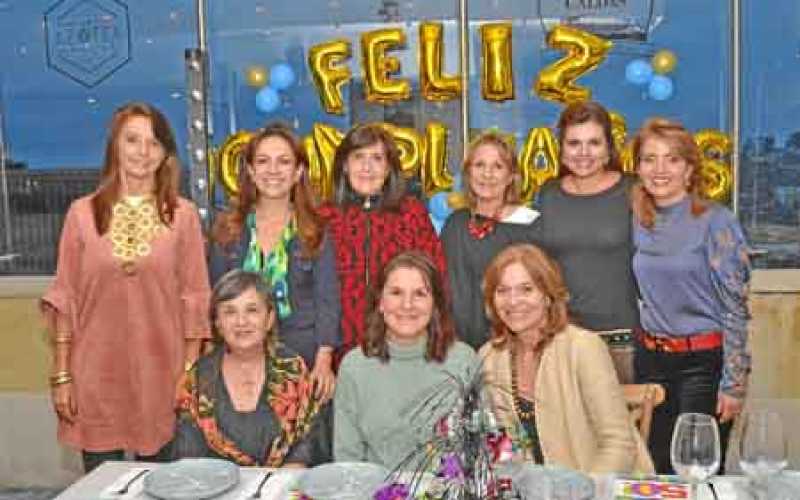 Anamaría Jaramillo de Ruiz, Adriana Vélez Ocampo y Elsa Uribe Gómez. De pie: Claudia Villegas Hauss, Ana María González Aristizá