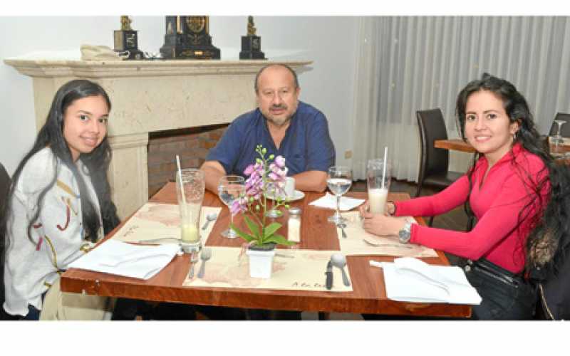 Alexandra Mora Palacio, Héctor Mora Páez y Karime Escobar Rey.