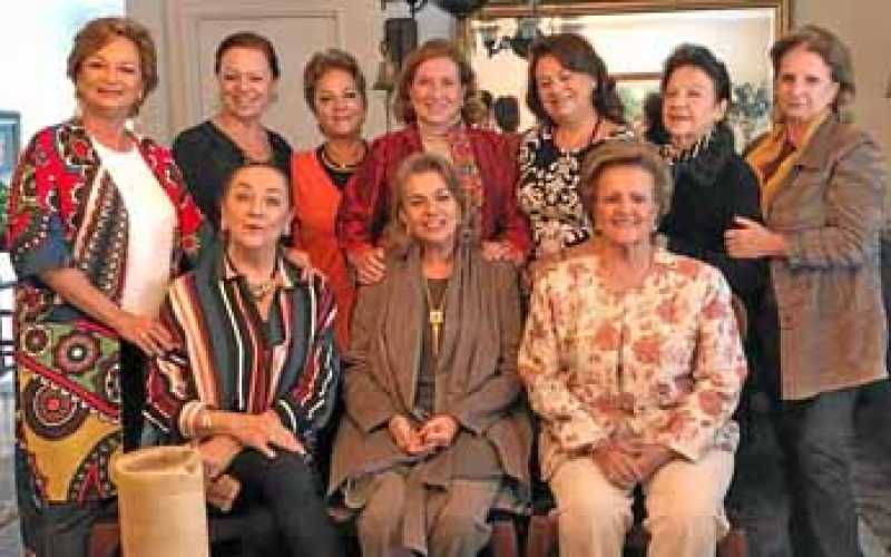 Olga Rivas de Echeverri, Margarita María Gómez de Jaramillo y Ligia Sierra de Alzate. Atrás: Ángela María Gómez de Cárdenas, Mar
