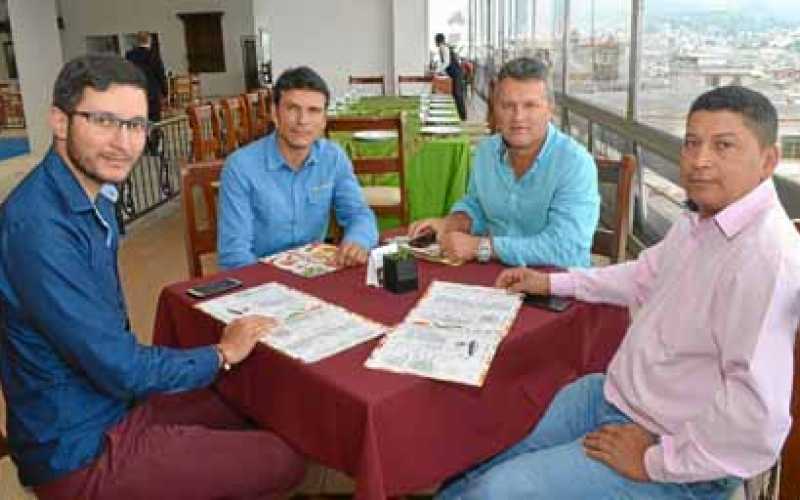 Francisco Vanegas Gómez, Gabriel Valencia Valencia y Javier García Pareja, ingenieros, y Bernardo Hernández Ayala, alcalde de Ri