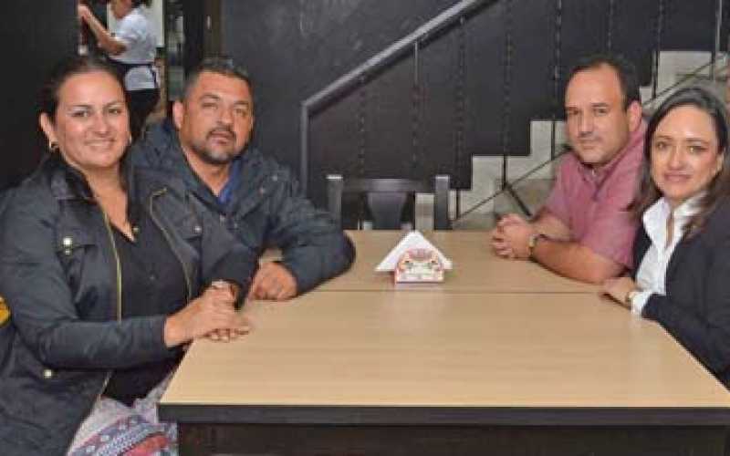 Carolina Castellanos Cardona y Maximiliano Vacca Villa, de La Fogata de Curazao, y Francisco Aristizábal Franco y Emma Mesa Aria