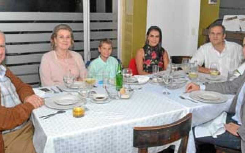 Alfredo Restrepo Jaramillo, Silvia Echeverri Durán, Manolo Restrepo Taleb, Linda Taleb Velásquez, Martín Restrepo Echeverri y Jo