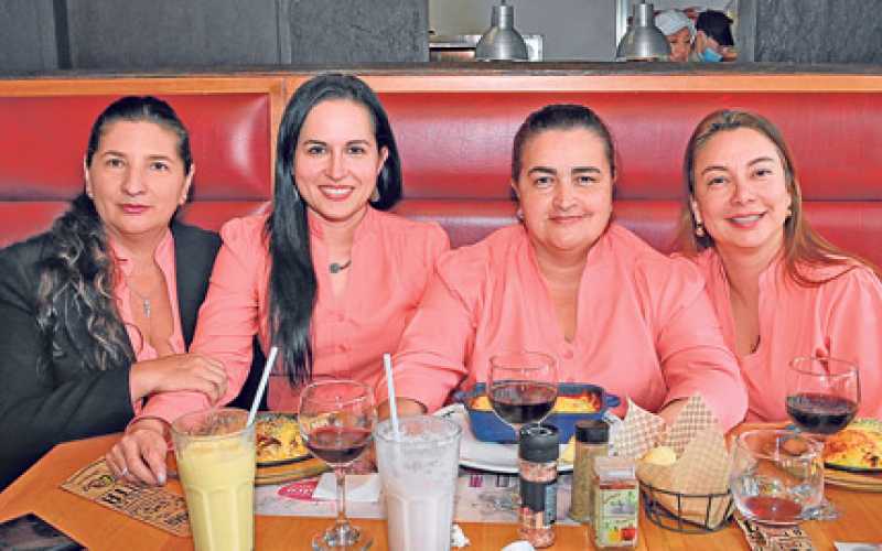 Lina María Giraldo Gutiérrez, Beatriz Loaiza Echeverri, Juliana Wheeler Arcila y Jackeline Castro Rivas.