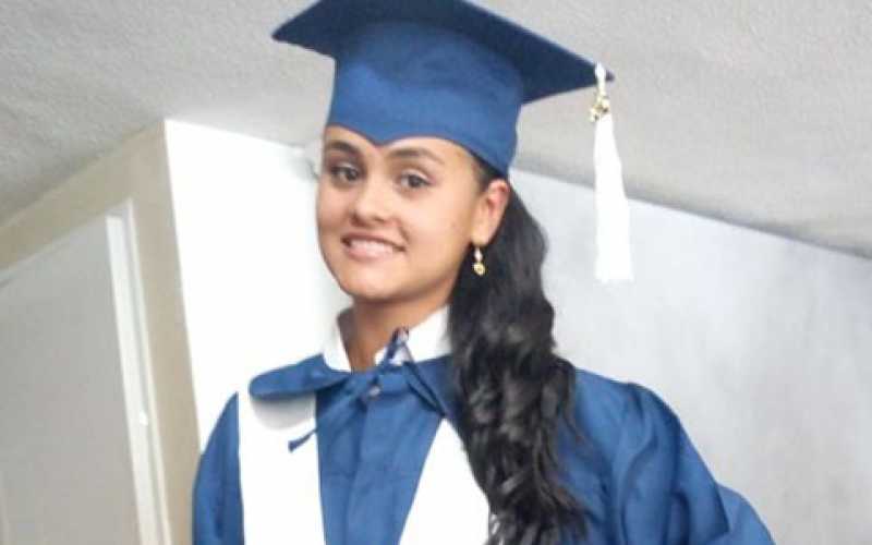 Jennifer Tatiana Rincón García recibió el titulo de bachiller que le otorgó la Institución Educativa Pío XII de la vereda Llanit