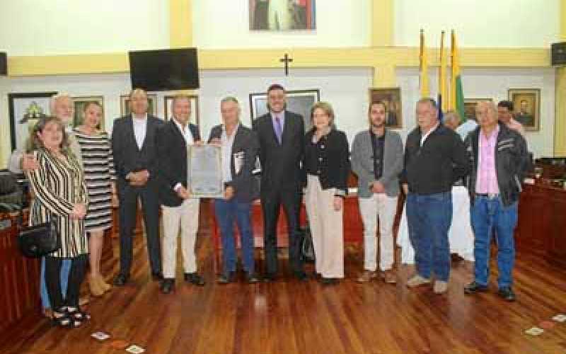 Flor Adriana Zuluaga, gerente de Cootrapen, y Leonidas Londoño, gerente de Cooprocal, recibieron los galardones en nombre de tod