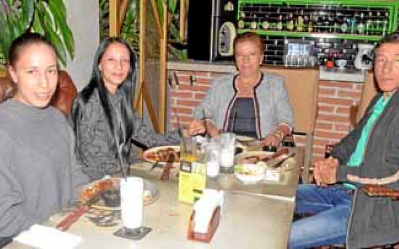 Paula Andrea Atehortúa Jaramillo, Luisa Fernanda Atehortúa Jaramillo, Gloria Jaramillo Correa y Arnobio Atehortúa Castro.