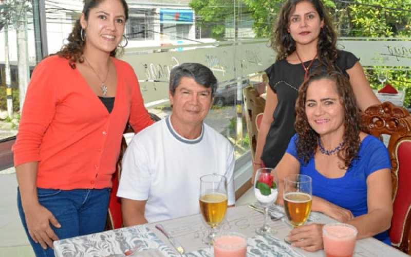 Diana Carolina Hoyos Jaramillo, Jesús Javier Hoyos, Ana María Hoyos Jaramillo y Alicia Jaramillo Tascón.