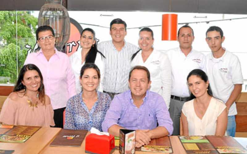 Nini Gaviria, Adriana Escobar, Gabriel Eduardo Madrigal y Paola Escobar. Atrás: Martha Agudelo, Jenny Herrera, Carlos Herrera, D