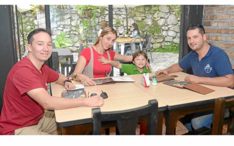 Camilo Caro Valencia, Luisa Fernanda Morales Sánchez, Emanuel Caro Morales y Nicolás Caro Valencia. 