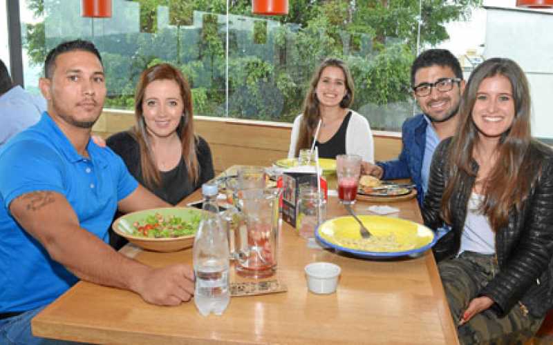 Foto | José Fernando Tangarife | LA PATRIA Craig Ryan, Luz María Cárdenas, Daniela Echeverry, Juan Moya y Catalina Echeverry.