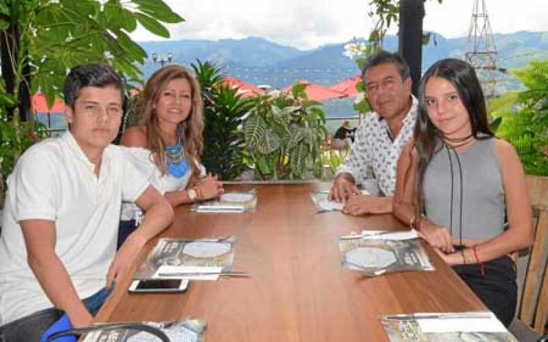 Foto | José Fernando Tangarife | LA PATRIA Nicolás Giraldo Muñoz, Doris Elena Muñoz Zuluaga, Rubén Darío Marín Ocampo y Manuela 