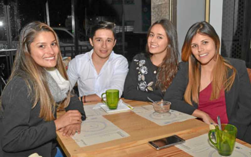 Johanna Montoya fue homenajeada con una comida en el restaurante Artesá que ofreció un grupo de amigos para celebrar su cumpleañ