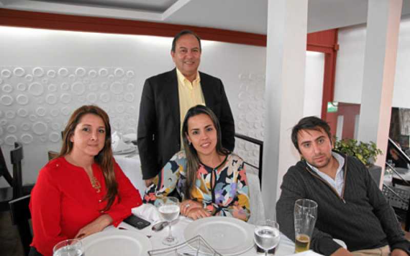 Patricia Álvarez Orozco, Carolina Sepúlveda Villa y Juan Pablo Perdomo. De pie: Santiago Perdomo Maldonado.