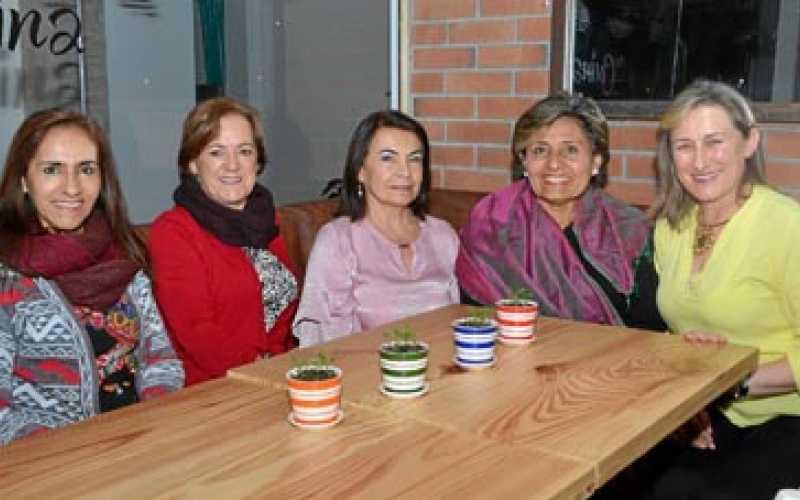 Myriam Becerra Bolívar, Cecilia Gómez Escobar, Aleyda Henao de Naranjo, Gladys Reinoso Troncoso y Clara Lucía Orozco Gómez.