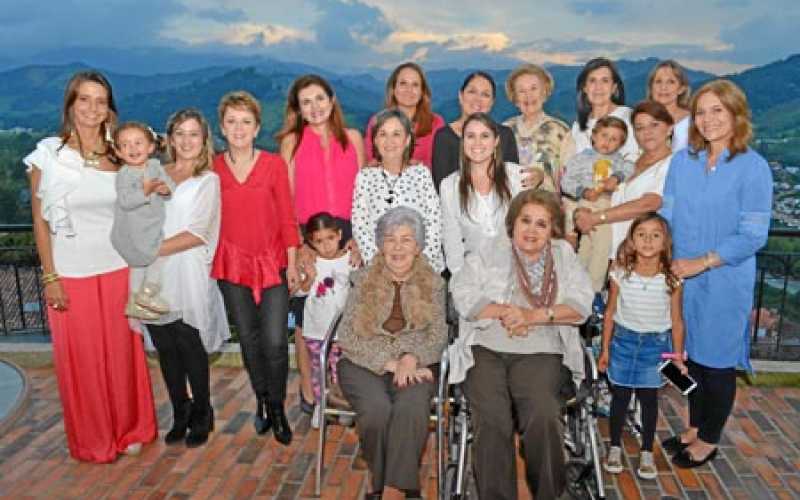Cecilia Jaramillo de Jaramillo y Cecilia Restrepo de Botero. De pie: Claudia Villegas Hauss, Matilde Ferrero Ruiz, Valentina Rui