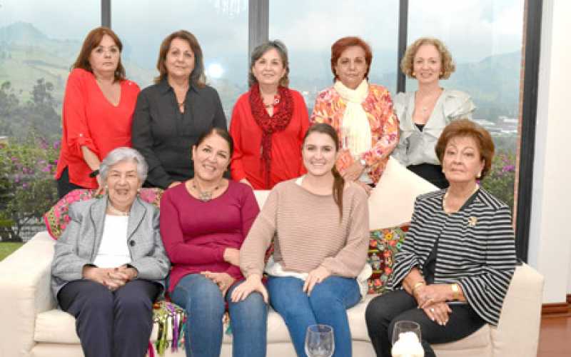 Cecilia Jaramillo de Jaramillo, Martha Elena Mejía Echeverri, Elena Mejía Echeverri y Alcira Montoya de Sáenz. Atrás: Gloria Mar