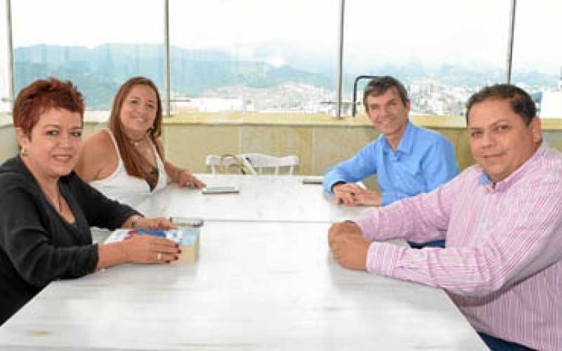 Foto | José Fernando Tangarife | LA PATRIA Constanza Barco Gómez, Andrea Cuartas Morales, Peter Lloyd, y Juan Manuel Zuluaga Tre