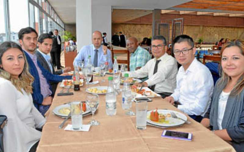 Foto | José Fernando Tangarife | LA PATRIA Pamela Zuluaga, asistente de Arquímedes; Juan Felipe Vallejo, asesor del Ministerio d