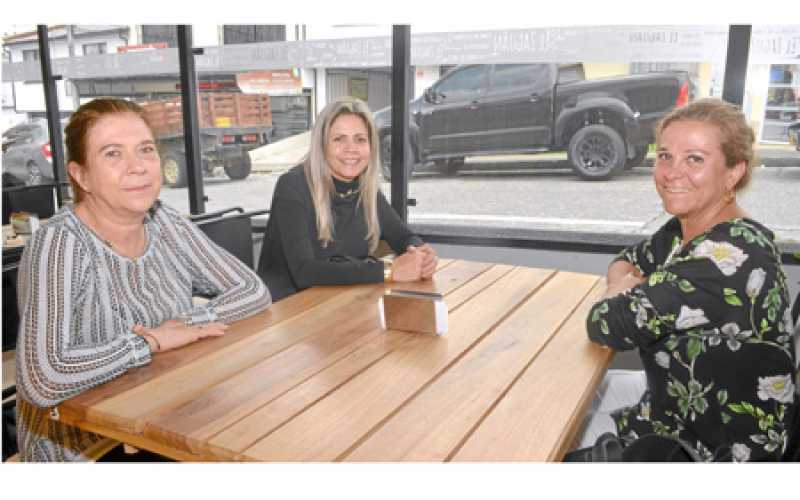 María Alicia Gutiérrez Gómez, Marina Gutiérrez Gómez y Luz Mary Gutiérrez Gómez.