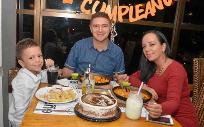 Rafael Castaño Solarte, Oswaldo Castaño Grajales y Nayibe Solarte Cárdenas durante la comida de cumpleaños.