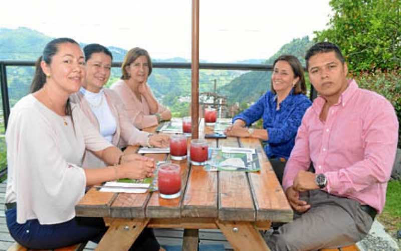 Elizabeth Montoya Ángel, Viviana Murillo Ramírez, Clara Inés Quintero López, Patricia Peralta Cardona y John Zorro Cortés.