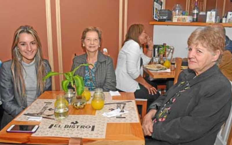 María Duque Valencia, Blanca Inés Arbeláez Montoya y Fanny Arbeláez Montoya.