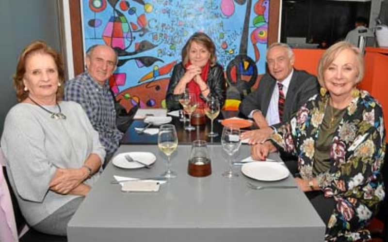 Elvira Escobar de Restrepo, Álvaro Uribe Mejía, Luz María Calderón Uribe, Gabriel Barreneche Ramos y Matilde Cuartas Villegas.