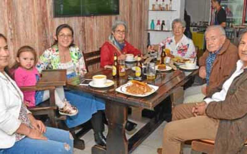 Ligia García Romero, Hassai Rubio Portela, Paula Andrea Portela García, Natividad Guarín Castro, Luz Dary Guarín de Portela, Cam