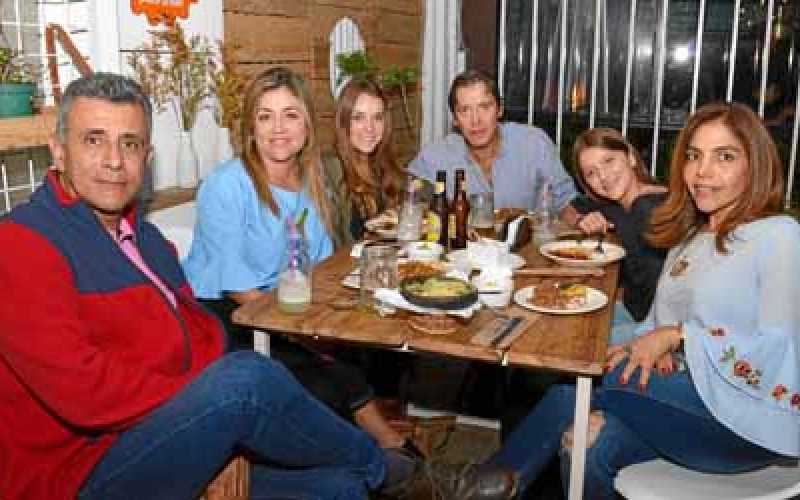 Juan Carlos Serna Ospina, Marcela Bernal Zuluaga, Valeria Rivas Bernal, Santiago Rivas Isaza, Paulina Rivas Bernal y Patricia Sa