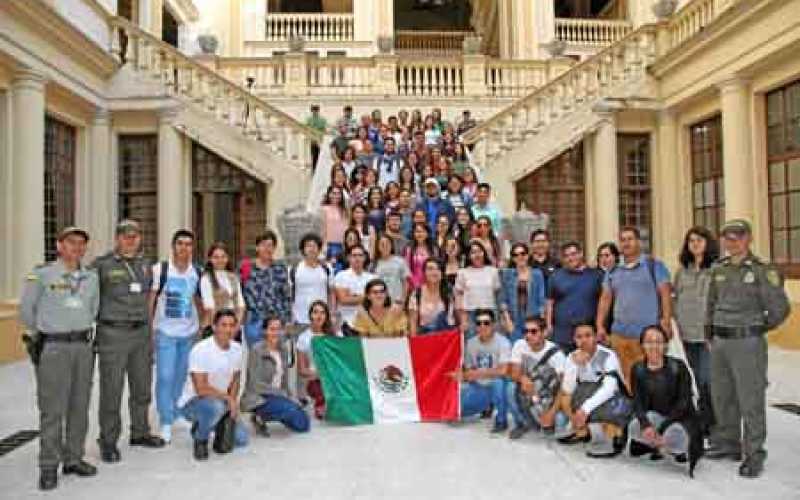 Los estudiantes que aparece durante su visita al Palacio de la Gobernación de Caldas, hacen parte del programa institucional par