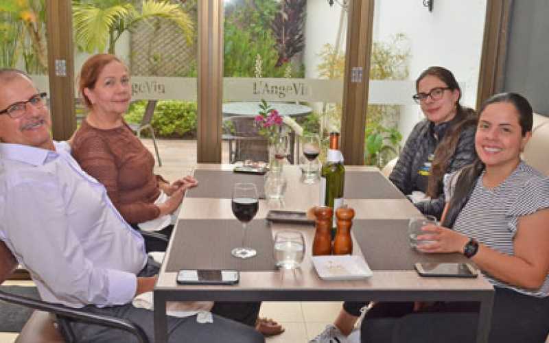 Luz Marina Alcalá Lombo, Paula Valencia Alcalá y Vanessa Valencia Alcalá.